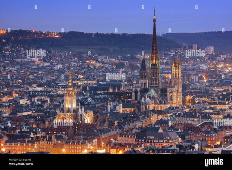 vue panoramique de rouen au crepuscule