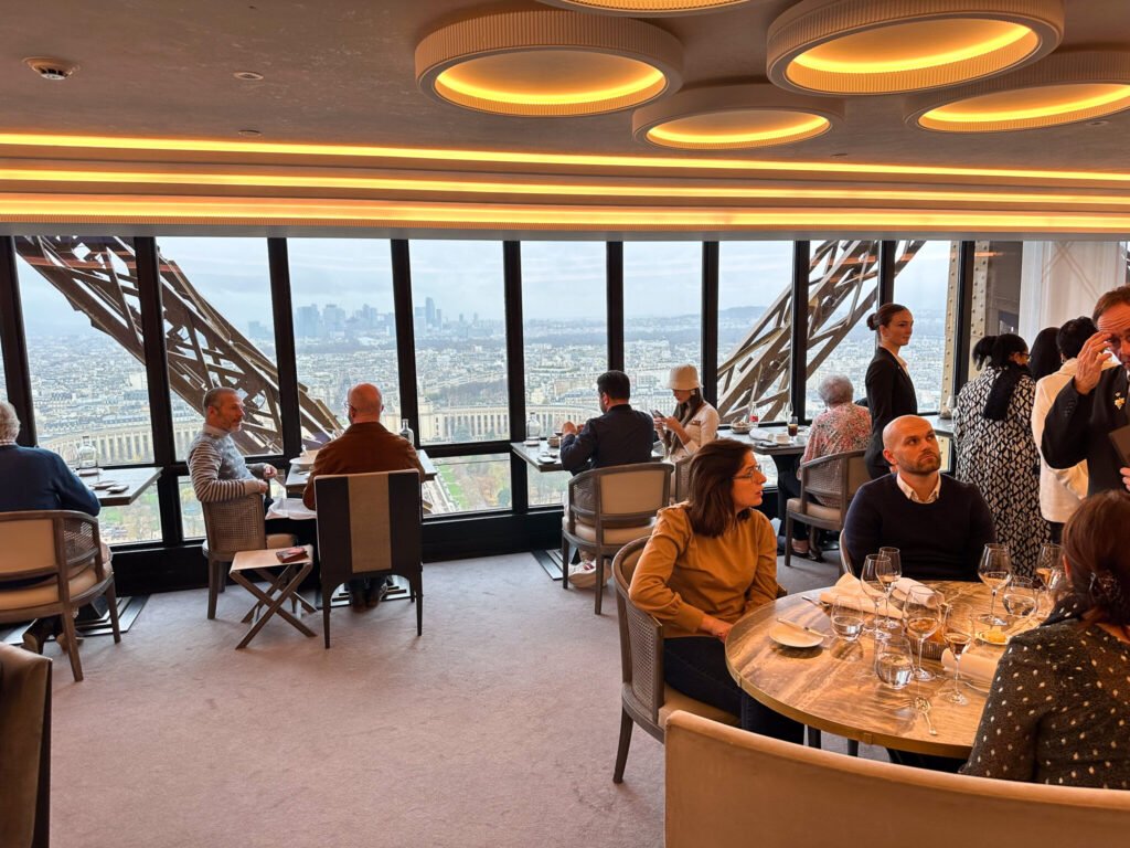 Pourquoi visiter le restaurant Le Jules Verne à la Tour Eiffel 1 vue panoramique depuis le restaurant le jules verne