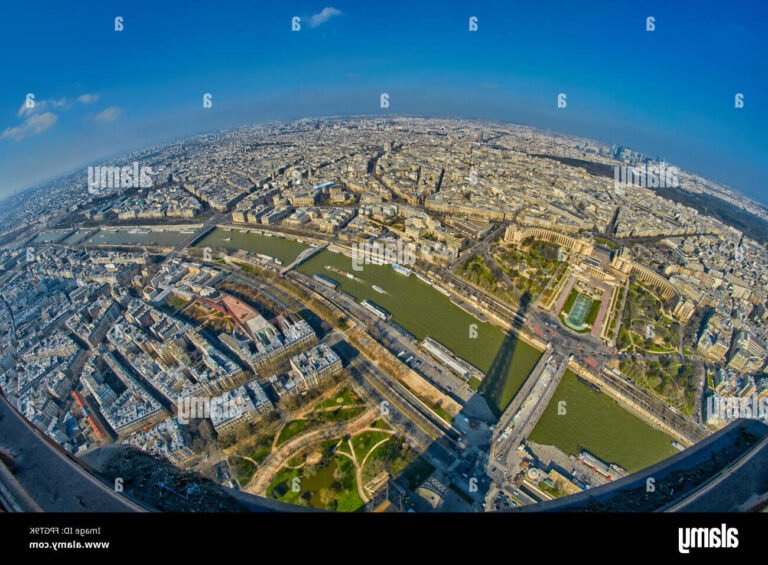 Comment monter au sommet de la Tour Eiffel facilement 16 vue panoramique depuis le sommet de la tour