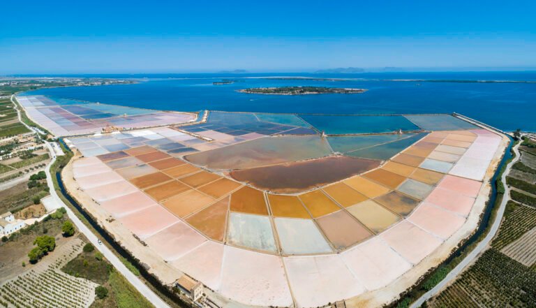 vue panoramique des marais salants colores
