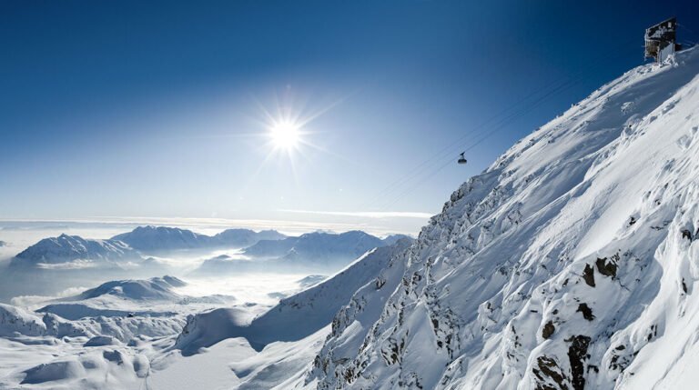 Où trouver une location au pied des pistes à l'Alpe d'Huez 31 vue panoramique des pistes a lalpe dhuez