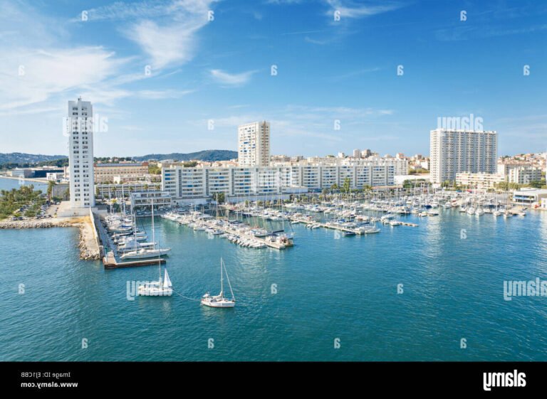 Où trouver un parking au port de Toulon pour Corsica Ferries 26 vue panoramique du port de toulon