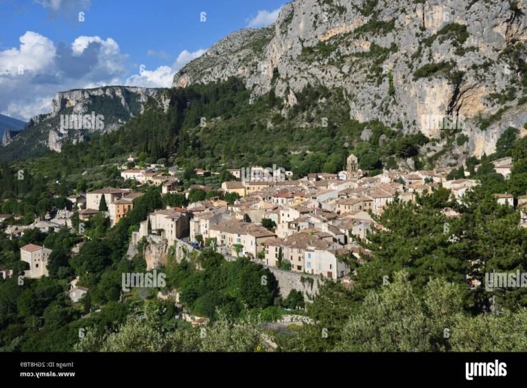 vue panoramique sur le paysage de moustiers