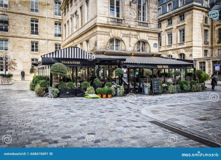 Où se trouve la Place de Valois dans la série "Emily in Paris" 17 vue pittoresque de la place de valois